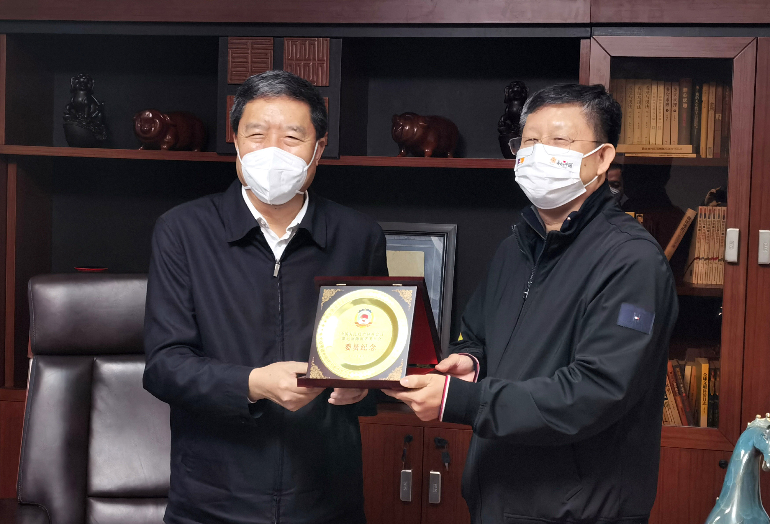 海南省政協(xié)主席毛萬(wàn)春看望慰問(wèn)陳益智委員